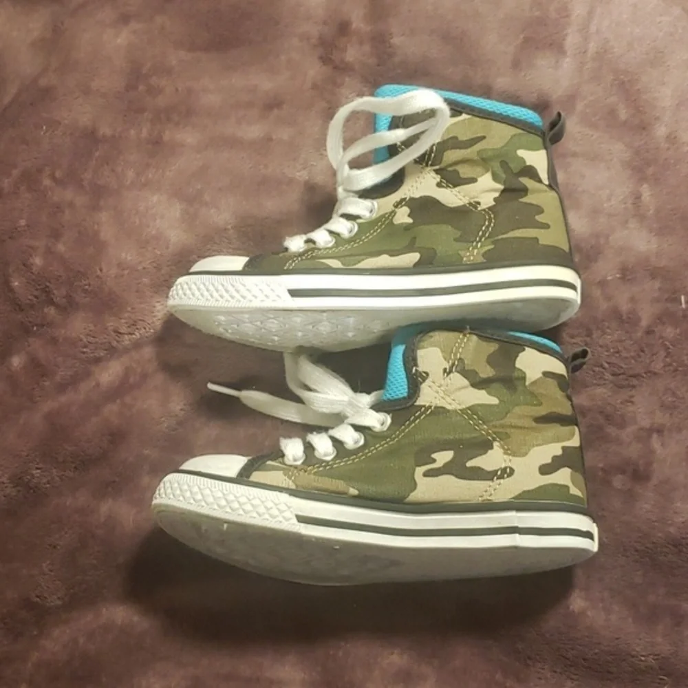 Crazy 8 high top camo shoes size 9‎